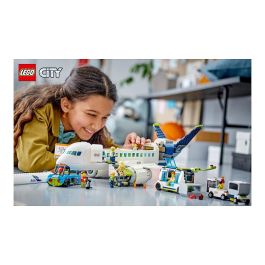 LEGO City Avi3n de Pasajeros 60367, Juego Construcci3n 913 Piezas, 7+ A1os
