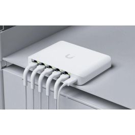 Ubiquiti Switch de 5 Puertos 2.5GbE RJ45, 25 Gbps, Alimentación PoE, Compacto