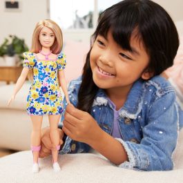 Barbie Muñeca Fashionista Síndrome Down HJT05 Mattel Juguete Inclusivo para Niñas y Niños +3 Años