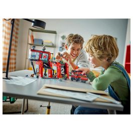LEGO 60414 Estación de Bomberos y Camión de Bomberos, Figura de Perro de Juguete y 5 Minifiguras, Regalo Infantil