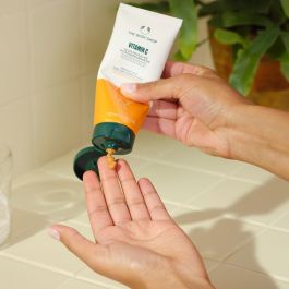 The Body Shop Microdermoabrasión Iluminadora Vitamina C 100 ml