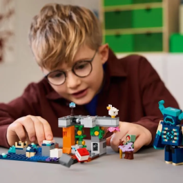Lego Minecraft 21274 Encuentro con el Guardián - Juguete Coleccionable para Niños de 7 Años en Adelante