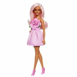 Barbie Muñeca Barbie Fashionistas HYT94 con vestido rosa sin tirantes y accesorios Precio: 24.89000008. SKU: B1CL9FRBKJ