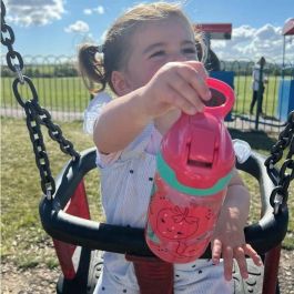 Nuby NUB0048526890446 Botellas de agua Incredible Gulp, paquete de 2, 360 ml, diseño fresas