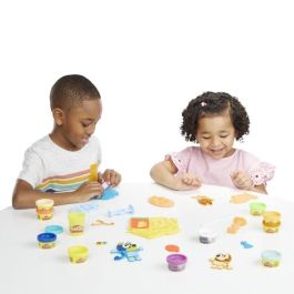 Play-Doh Bluey Box se disfraza de 11 frascos de masa de modelado