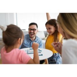 Mattel Games Scrabble Voyage Juego de mesa portátil con tablero texturizado para viajes, fichas seguras, +10 años Mattel Games Scrabble Voyage Juego de mesa portátil con tablero texturizado para viajes, fichas seguras, +10 años